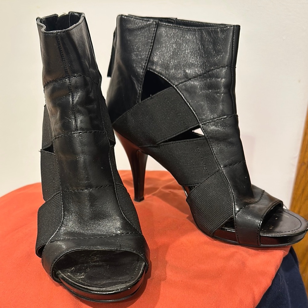 Open toe heeled boots/ 7M/ nine westt/ black/ good condition
